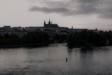 Il centro storico di Praga e il fiume Moldava