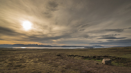 Island -Pingvallavatn - Stimmungsvolle Seeenlandschaft bei aufgehender Sonne und ausdruckstarekm Himmel