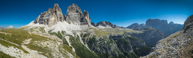 Dolomiten, Drei Zinnen - Panorama von Berglandschaft bei Sonenschein und blauem Himmel , 