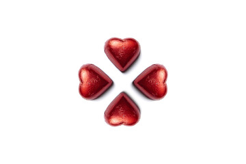 composizione di quattro cioccolatini a forma di cuore su fondo bianco