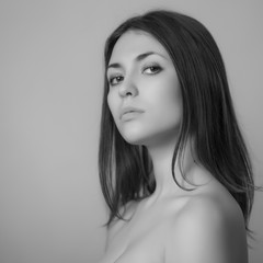 Naklejka premium Black and white portrait of a beautiful young woman.