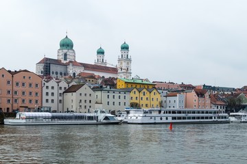 Obraz premium Schiffe vor Stephansdom Passau