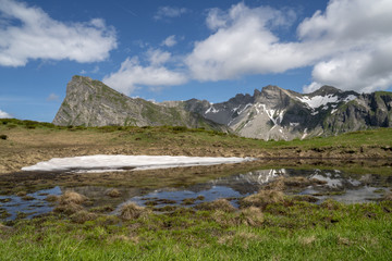Alpenlandschaft im Fr&uuml;hling nach der Schneeschmelze