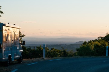 Camping car en bord de route