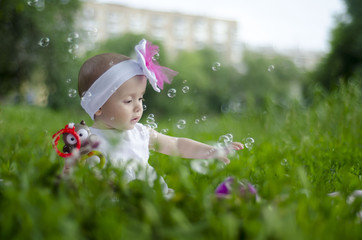 Девочка на траве .