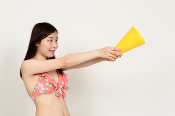 メガホンで応援する水着姿の女性
