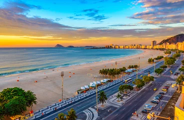 Fotobehang Zonsopgangmening van Copacabana-strand en Avenida Atlantica in Rio de Janeiro, Brazilië © Ekaterina Belova