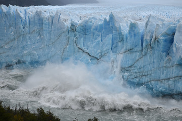 Chute de glace sur le glacier Perito Moreno en Patagonie, Argentine