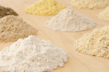 Verschiedene Lowcarb Mehlsorten , Kokosmehl im Vordergrund