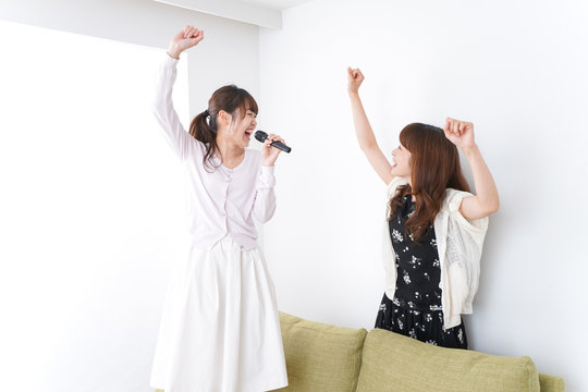 カラオケ・女子