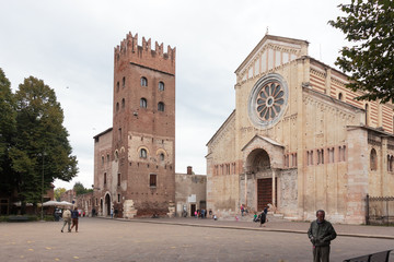Fototapeta na wymiar Tourists and passersby walk near Basilica di San Zeno Maggiore