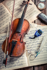 Fototapeta premium Retro violin, musical sheets, ink and feather