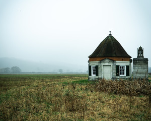 Small house or hut on a corn field in London in spring with hazy cloudy weather // Hütte auf Feld im Frühling Hochformat neblig Querformat in London