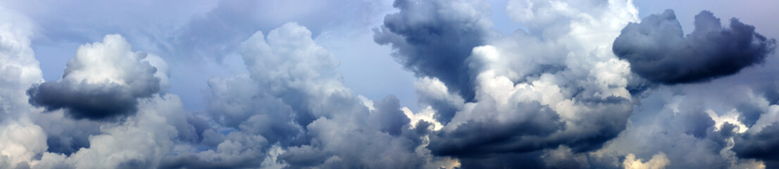 Grijze regenachtige lucht met grote wolken.