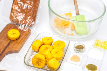 Preparation of plantain croquettes stuffed with pork cracklings