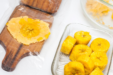 Preparation of plantain croquettes stuffed with pork cracklings