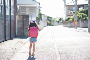 一人で下校中の小学生