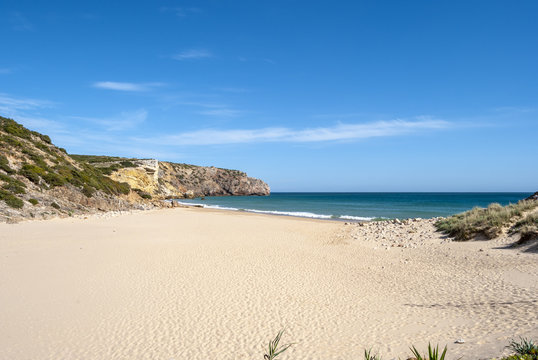 una playa solitaria de el  Algarve en Portugal