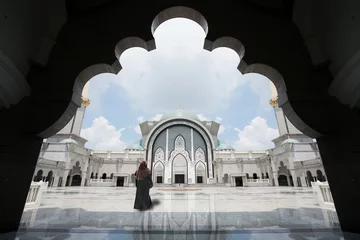 Crédence de cuisine en verre imprimé Kuala Lumpur Malaysia Mosque with Muslim pray in Malaysia, female malaysian muslim pray at mosque, Kuala lumpur malaysia