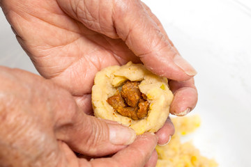 Preparation of plantain croquettes stuffed with pork cracklings