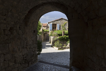 Gasse in der Ortschaft Naves, Südfrankreich
