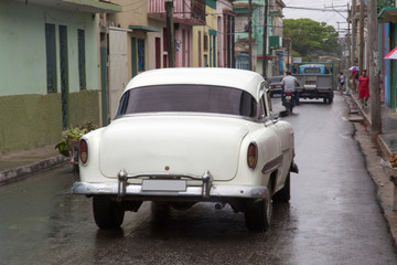 Schöner weißer Oldtimer auf Kuba (Karibik)