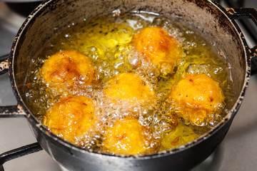 Preparation of plantain croquettes stuffed with pork cracklings