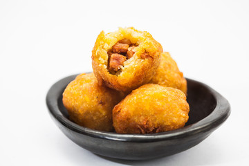 Preparation of plantain croquettes stuffed with pork cracklings