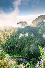 Poranek w górach. Mglisty krajobraz. © malgorzata_wieczorek