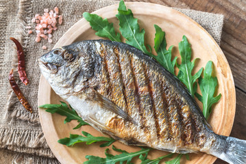 Grilled gilt-head bream with fresh arugula