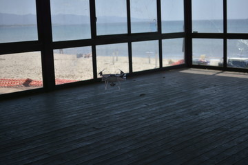 Un drone nel mare dell'estate.