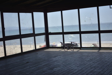 Obraz na płótnie Canvas Un drone nel mare dell'estate.