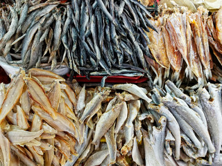Getrocknete Fische auf einem Markt in Südostasien / Vietnam