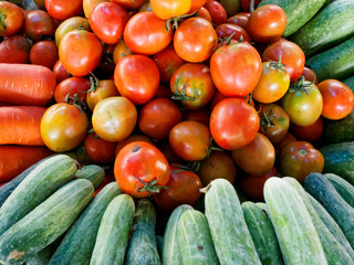 Tomaten und Gurken auf einem Gemüsemarkt in Südostasien / Vietnam