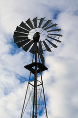 Molino de agua y cielo