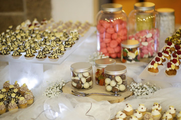 dolcetti colorati sopra un tavolo ordinato