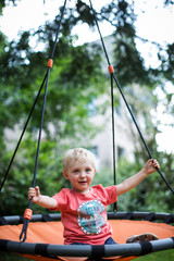 auf der Schaukel sitzen