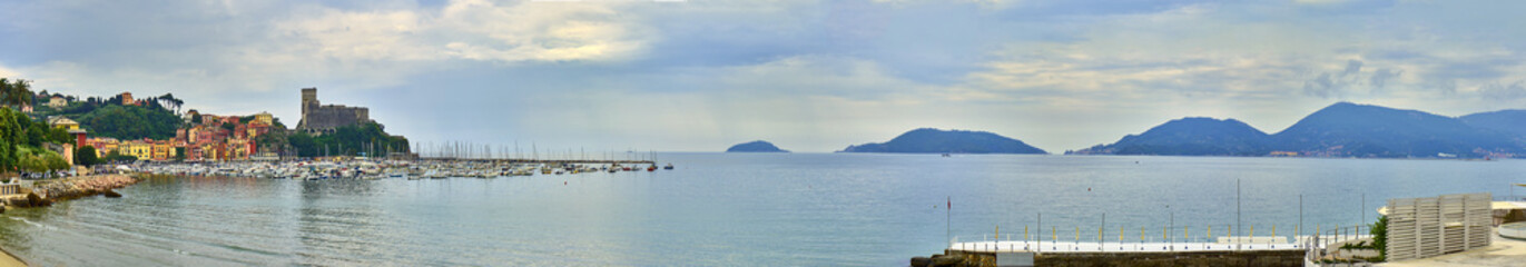 Obraz premium Panoramicl view form Village Lerici and Golfo Dei Poeti Liguria, Italy