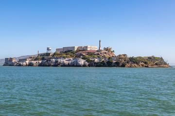 Naklejka premium Widok na wyspę Alcatraz w zatoce San Francisco