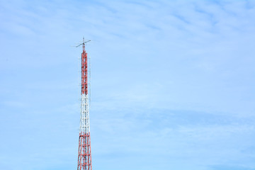 Obraz premium telecommunication antenna against blue sky in summer