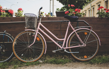 Fototapeta na wymiar vintage pink cycle near cafe