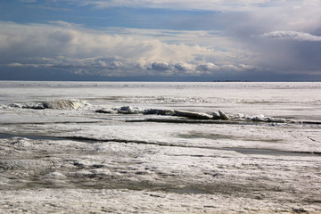Fototapeta na wymiar ice at sea in April