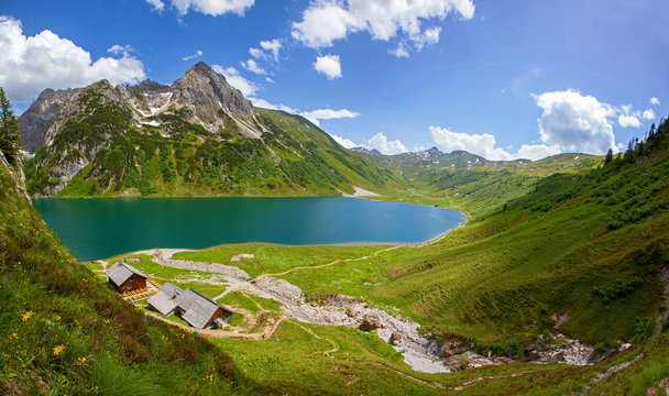 Die Tappenkarseealm mit dem Tappenkarsee
