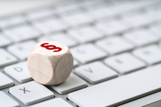 W&uuml;rfel mit Paragraph Symbol auf einer Tastatur 