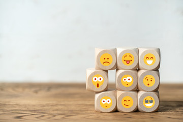 bunte Mischung an Charakteren, symbolisiert mit verschiedenen Smileys auf Würfeln