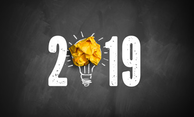 Jahreszahl 2019 mit Idee Symbol 