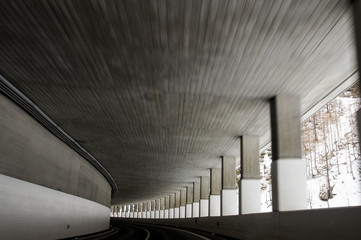 The ceiling of the tunnel on the columns.