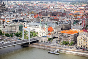 Obraz premium Top view on the Danube river with Elisabeth bridge in Budapest city, Hungary