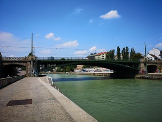 Fototapeta premium Donaukanal Wien, ein Stück Natur in der Großstadt