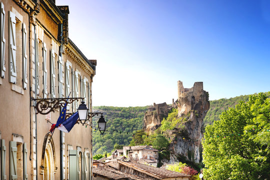 Vue de la mairie et du chateau du village Puycelsi, Tarn, Midi-Pyr&eacute;n&eacute;es, Occitanie, France